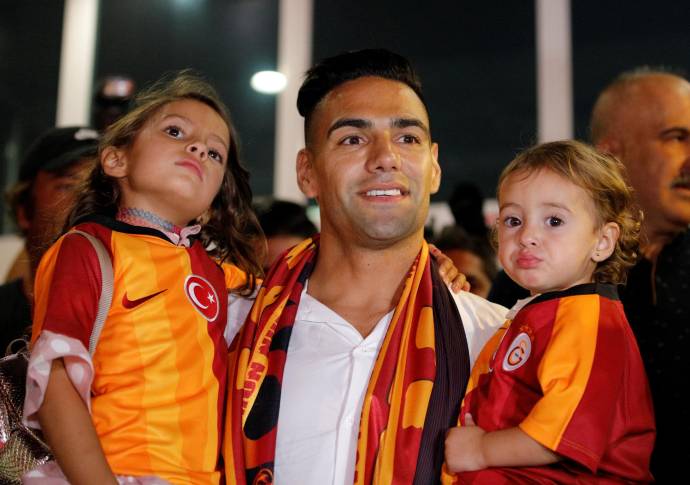 La gran ventaja en este cambio es que el vigente campeón turco jugará la Champions 2019-2020, en la que compartirá grupo con el Real Madrid, PSG y Brujas, mientras el elenco francés ni siquiera jugará Liga de Europa.. Foto: Reuters