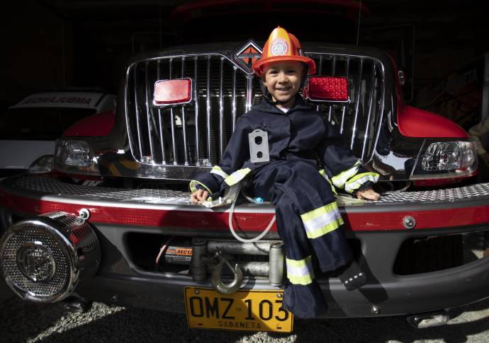 David Vásquez Cruz cumplió su sueño de ser bombero por un día, la estación de Sabaneta le realizo un simulacro de rescate en el que participó. Empezando el 2020 fue diagnosticado con un cáncer que está siendo tratado en el hospital San Vicente Fundación. Foto: Edwin Bustamante.
