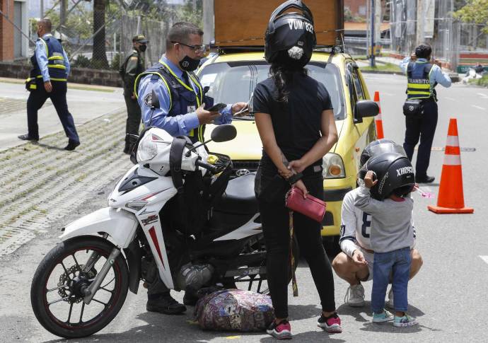 Así se veían las vías del municipio de Sabaneta, en el sur del Valle del Aburrá, este fin de semana de cuarentena total. Algunas personas salieron a las calles haciendo caso omiso a las restricciones y fueron sancionadas con una multa de $936.320. FOTOS MANUEL SALDARRIAGA QUINTERO