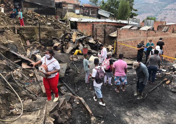 Cinco máquinas de Bomberos atendieron el incendio en la madrugada de este miércoles. Foto: Julio Cesar Herrera. 