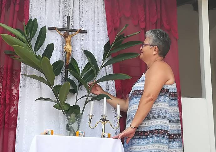 En Envigado, al sur del Valle de Aburrá, los habitantes organizaron altares en sus balcones. Foto: Manuel Saldarriaga. 