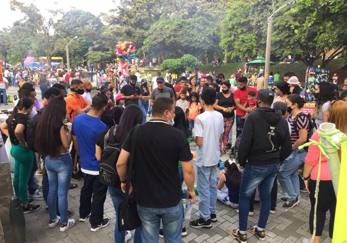Muchos ciudadanos se resisten a cambiar las formas de compartir en los espacios públicos de Medellín debido a la situación de salud pública mundial. FOTO: Edwin Bustamante