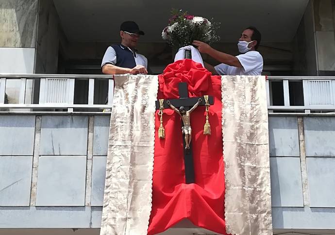 En Envigado, al sur del Valle de Aburrá, los habitantes organizaron altares en sus balcones. Foto: Manuel Saldarriaga. 
