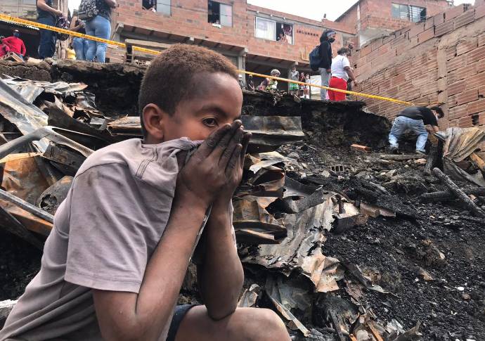 Cinco máquinas de Bomberos atendieron el incendio en la madrugada de este miércoles. Foto: Julio Cesar Herrera. 