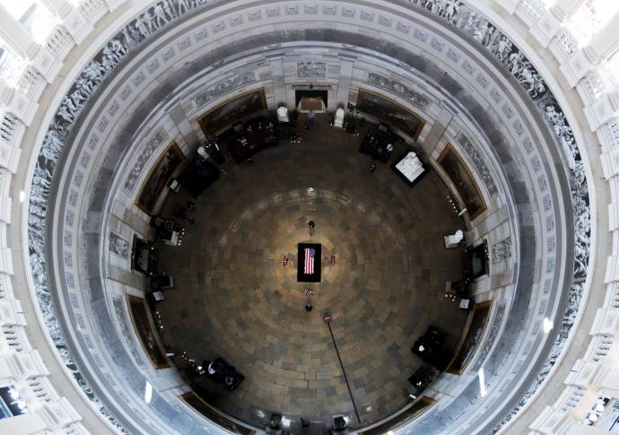 La gente se reúne para presentar sus respetos al ataúd cubierto de banderas del fallecido congresista estadounidense. Foto: AFP
