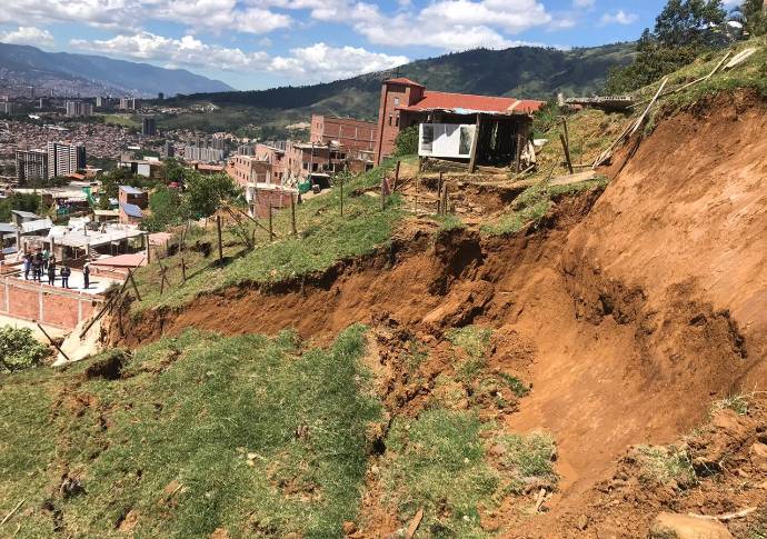 Seis viviendas evacuadas por fallas en el terreno y unas 30 personas autoalbergadas en casas de familias y amigos. FOTO: Julio Cesar Herrera.