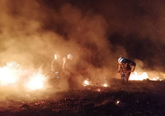 Un trabajo coordinado entre el Ejército, el cuerpo de Bomberos y la Defensa Civil permitió extinguir las llamas. FOTO: Cortesía Ejército.