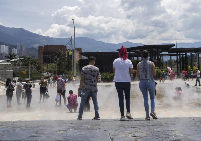 Son 950 boquillas muy delgadas para la salida de cortinas de agua que crean un microclima ideal para el desarrollo de actividades al aire libre. Foto: Manuel Saldarriaga Quintero.