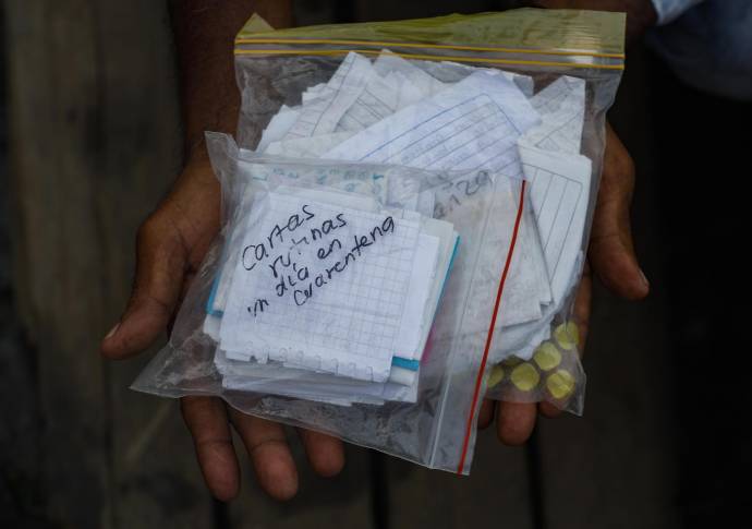 Por la falta de acceso a internet y las restricciones por la cuarentena en zonas apartadas del municipio de Caucasia, se activó el sistema de comunicación a través de cartas. Don José Zambrano con el apoyo de Comfenalco, asumió la misión de llevar y traer la misivas y repartirlas de casa en casa. Foto: Manuel Saldarriaga Quintero.
