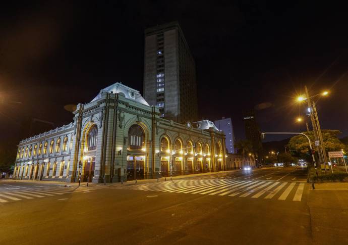 La cuarentena por la vida, en el marco de la alerta naranja en Antioquía, el transito de peatones se redujo un 95% en las calles de Medellín. Foto: Manuel Saldarriaga Quintero.