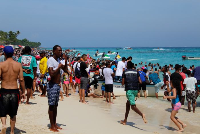 De acuerdo con Parques Nacionales Naturales en temporada alta, Playa Blanca recibe hasta 8.000 turistas. FOTO Colprensa