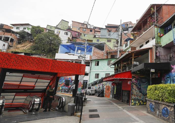 En el barrio La Independencia, de Medellín, donde están las escaleras eléctricas y se realiza el grafiti tour, la gente se resguarda cumplidamente ante el coronavirus y espera el día en que puedan atender de nuevo a los turistas. FOTO MANUEL SALDARRIAGA