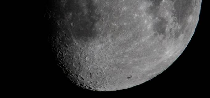 Imagen de la luna en donde la Nasa y Nokia construirán redes telefónicas móviles. FOTO Cortesía Nasa/Joel Kowsky