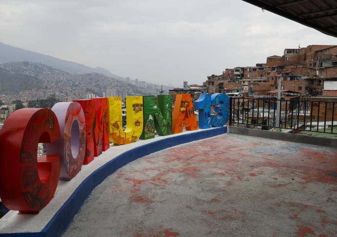 En el barrio La Independencia, de Medellín, donde están las escaleras eléctricas y se realiza el grafiti tour, la gente se resguarda cumplidamente ante el coronavirus y espera el día en que puedan atender de nuevo a los turistas. FOTO MANUEL SALDARRIAGA