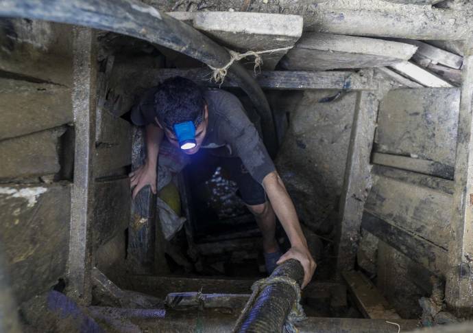 A orillas del río Medellín, en el municipio de Barbosa, algunas personas extraen de forma artesanal el mineral que les da el sustento para ellos y sus familias en esta época de crisis económica por el Covid - 19. Foto: Manuel Saldarriaga Quintero.