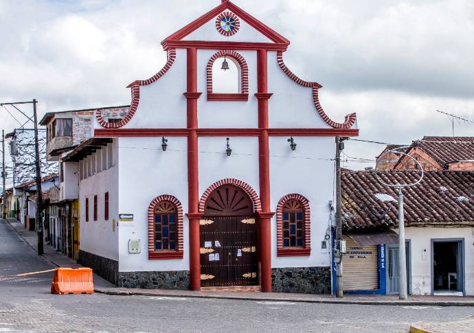 Los habitantes de La Unión, en el Oriente de Antioquia, respetan la cuarentena y las calles de la cuarentena se quedan poco a poco vacías. Foto: Juan Antonio Sánchez. 