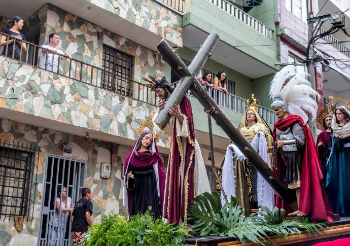 En este municipio del sur, el viacrucis lo lideró el padre Pedro Pablo Agudelo de la parroquia del barrio San Pio. Al mismo tiempo que se hacían las oraciones se recogían donaciones en alimentos y dinero para los más pobres. Foto: Juan Antonio Sánchez. 