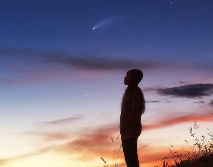 El cometa Neowise desde San Pedro de los Milagros durante el atardecer. Este no volverá a surcar los cielos de la Tierra hasta dentro de 7.000 años. FOTO Sebastián Montoya