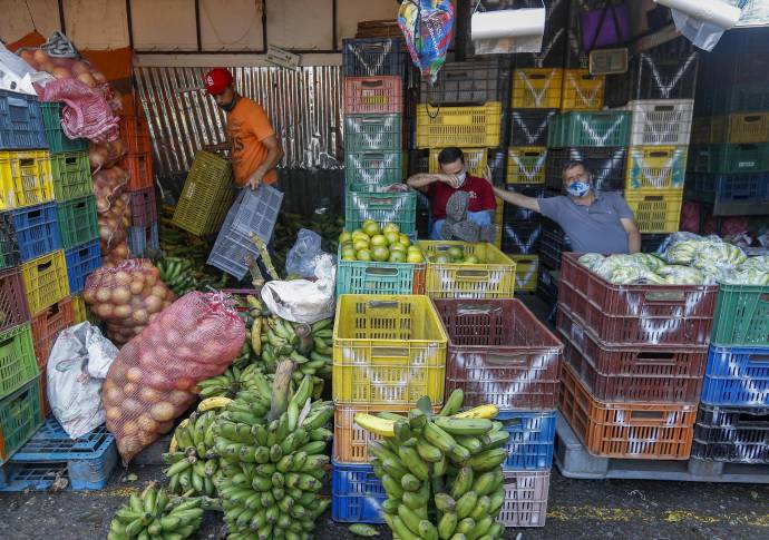 Con un aproximado de 5.985 toneladas de productos proveniente del todo departamento, la plaza Mayorista se abastece para que las familias puedan conseguir a precios económicos sus alimentos. Foto: Manuel Saldarriaga Quintero.