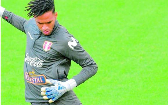 El arquero Pedro Gallese pasó del infierno, por los cinco goles ante Brasil, al cielo, por su actuación ante Uruguay. FOTO afp