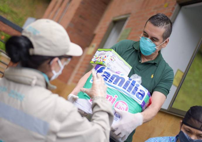 La recomendación para aquellos que quieran acercarse a la caravana a donar es hacerlo debidamente protegidos por un tapabocas y de ninguna manera en grupo. Foto: Cortesía