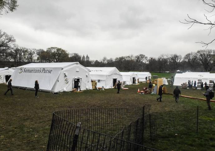 El hospital de campaña es obra de la organización Samaritan’s Purse y añadirá 68 camas de hospital equipadas específicamente para servir como unidad de cuidados respiratorios y para ser administradas por el Hospital Mt. Sinai en Manhattan. Foto: AFP