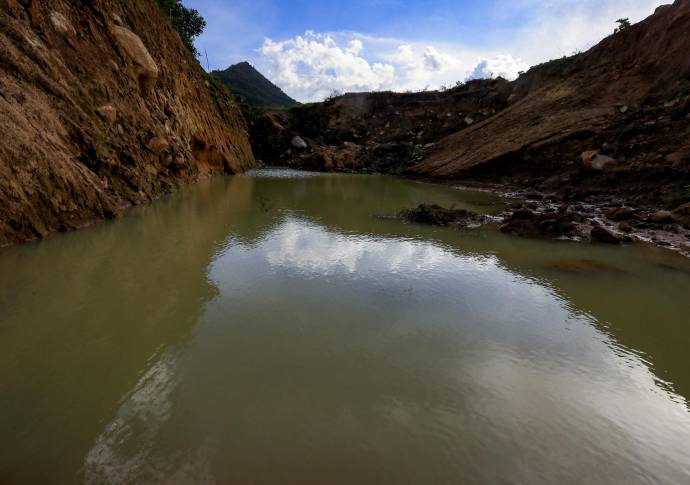Un profundo cráter, como si una bomba hubiese detonado, dejó herida la tierra. FOTO Jaime Pérez