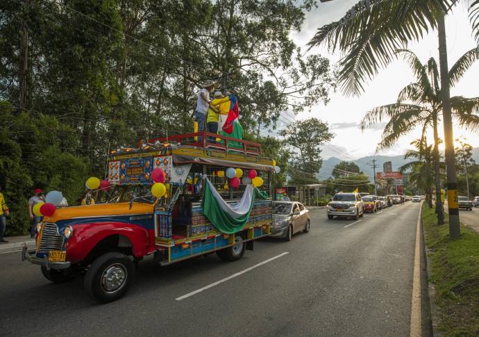 La caravana tuvo como destino el sector de Llanogrande en Rionegro, donde está ubicada la casa del expresidente. Foto: Carlos Velásquez