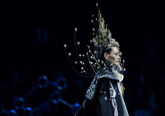 El diseñador Xiong Ying muestra sus creaciones en esta importante feria de moda internacional. Foto: AFP