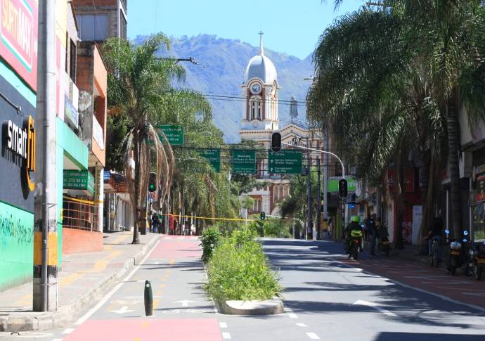 Las medidas abarcan todo el Área Metropolitana, a excepción de Girardota. Las personas pueden salir si presentan emergencias médicas o por diligencias bancarias o notariales. FOTO JUAN ANTONIO SÁNCHEZ