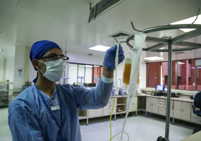 En el Instituto Distrital de Ciencia, Biotecnología e Innovación en Salud (IDCBIS) se llevan a cabo los estudios del uso de plasma de convalecientes para el tratamiento de pacientes con covid-19. FOTO COLPRESA