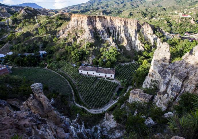 La formación de figuras y el bermellón de las mismas hacen que sea uno de los ecosistemas más pequeños protegidos en el país. Foto: Julio César Herrera.