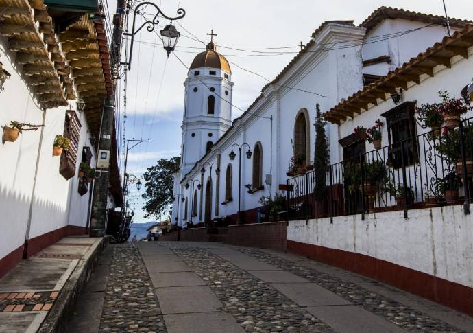 Sus calles empedradas pero transitables, la uniformidad, al parecer más espontánea que pactada, de sus casitas blancas con ventanas, puertas y balcones rojos, y flores por doquier, convierten este destino en algo único en nuestro país. Foto: Julio César Herrera.