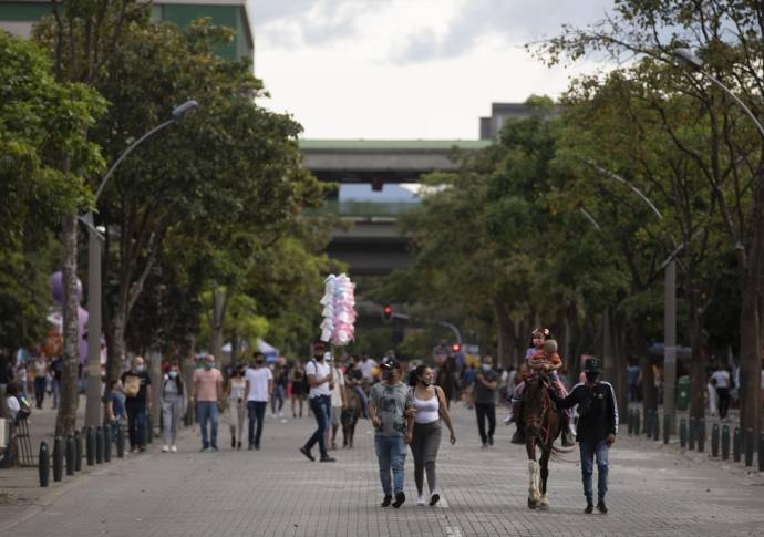 Muchos ciudadanos se resisten a cambiar las formas de compartir en los espacios públicos de Medellín debido a la situación de salud pública mundial. FOTO: Edwin Bustamante