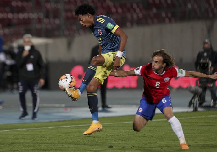 Mujica se afianzó como lateral izquierdo y le dio mucha salida al equipo. Foto AFP