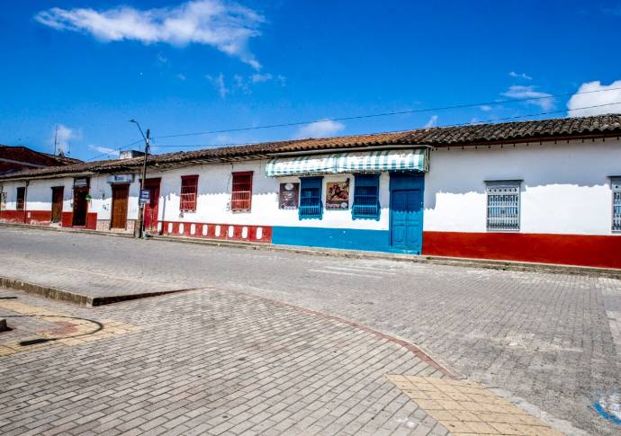 Los habitantes de La Unión, en el Oriente de Antioquia, respetan la cuarentena y las calles de la cuarentena se quedan poco a poco vacías. Foto: Juan Antonio Sánchez. 