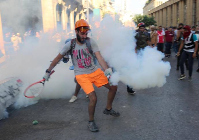 Fuertes enfrentamientos entre la fuerza pública y los manifestantes se registraron en la calles de Beirut. Foto: AFP