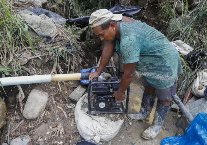 A orillas del río Medellín, en el municipio de Barbosa, algunas personas extraen de forma artesanal el mineral que les da el sustento para ellos y sus familias en esta época de crisis económica por el Covid - 19. Foto: Manuel Saldarriaga Quintero.