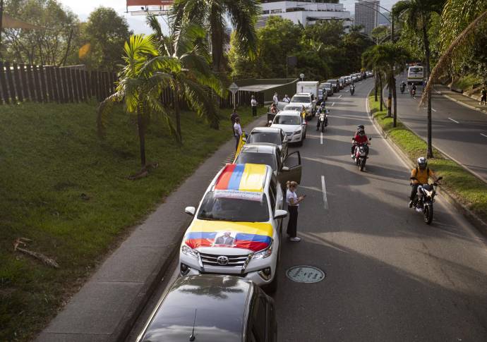 El encuentro de quienes defienden a Uribe se dio en los alrededores del centro comercial San Diego. Foto: Carlos Velásquez