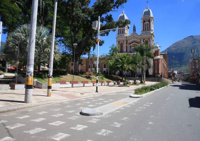 Las medidas abarcan todo el Área Metropolitana, a excepción de Girardota. Las personas pueden salir si presentan emergencias médicas o por diligencias bancarias o notariales. FOTO JUAN ANTONIO SÁNCHEZ