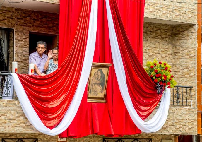En este municipio del sur, el viacrucis lo lideró el padre Pedro Pablo Agudelo de la parroquia del barrio San Pio. Al mismo tiempo que se hacían las oraciones se recogían donaciones en alimentos y dinero para los más pobres. Foto: Juan Antonio Sánchez. 