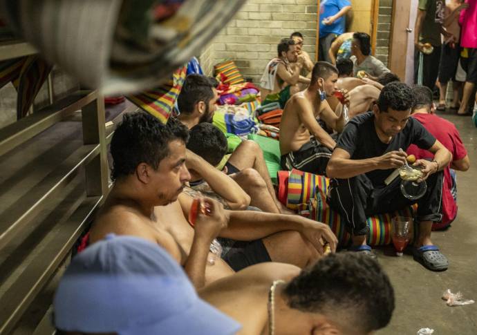 Un grupo de voluntarios acompañó al chef en la preparación especial. FOTO CARLOS VELÁSQUEZ