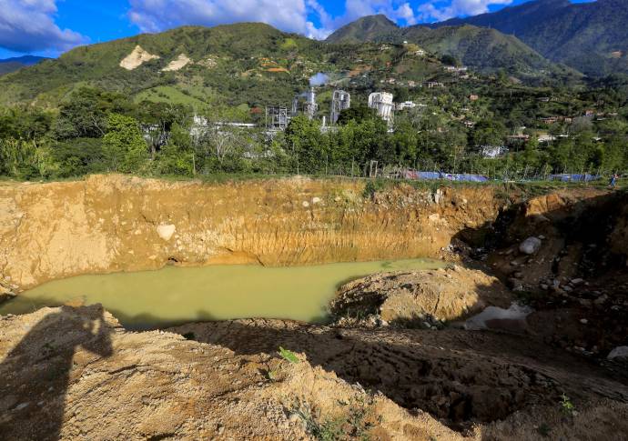 Un profundo cráter, como si una bomba hubiese detonado, dejó herida la tierra. FOTO Jaime Pérez