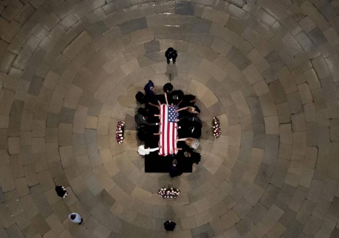 La gente se reúne para presentar sus respetos al ataúd cubierto de banderas del fallecido congresista estadounidense. Foto: AFP
