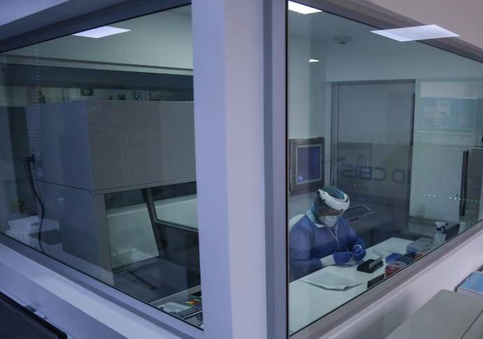 En el Instituto Distrital de Ciencia, Biotecnología e Innovación en Salud (IDCBIS) se llevan a cabo los estudios del uso de plasma de convalecientes para el tratamiento de pacientes con covid-19. FOTO COLPRESA