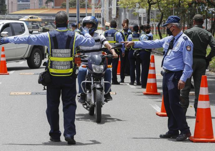 Así se veían las vías del municipio de Sabaneta, en el sur del Valle del Aburrá, este fin de semana de cuarentena total. Algunas personas salieron a las calles haciendo caso omiso a las restricciones y fueron sancionadas con una multa de $936.320. FOTOS MANUEL SALDARRIAGA QUINTERO