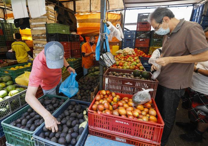 Con un aproximado de 5.985 toneladas de productos proveniente del todo departamento, la plaza Mayorista se abastece para que las familias puedan conseguir a precios económicos sus alimentos. Foto: Manuel Saldarriaga Quintero.