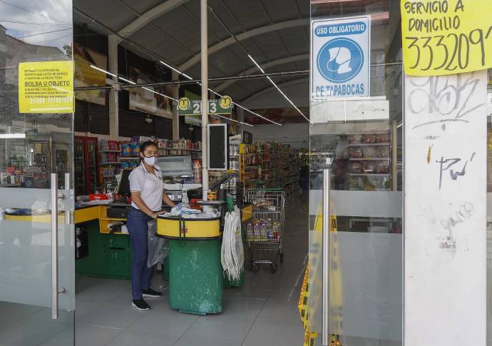 Las tiendas de barrio y los supermercados incrementaron las ventas a domicilio como respuesta a la cuarentena estricta. FOTO MANUEL SALDARRIAGA QUINTERO