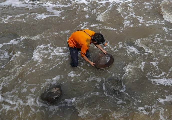 A orillas del río Medellín, en el municipio de Barbosa, algunas personas extraen de forma artesanal el mineral que les da el sustento para ellos y sus familias en esta época de crisis económica por el Covid - 19. Foto: Manuel Saldarriaga Quintero.