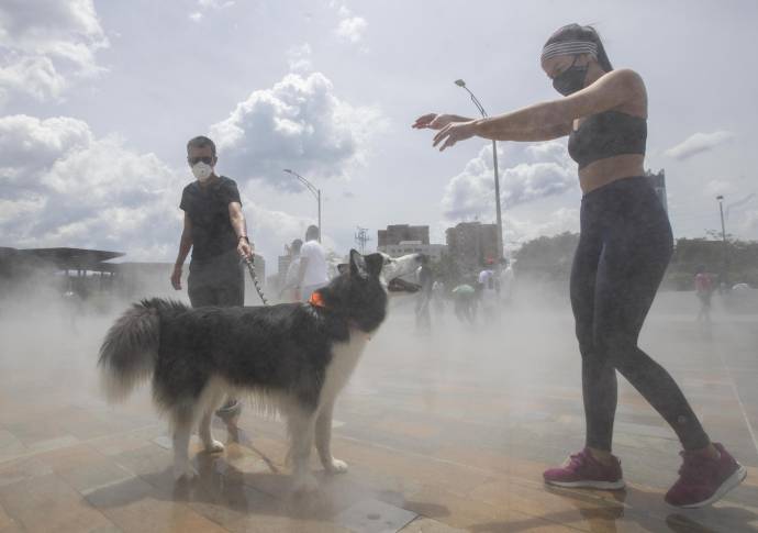Usuarios disfrutan de Plaza la Niebla, uno de los mayores atractivos del parques del río. Foto: Manuel Saldarriaga Quintero.